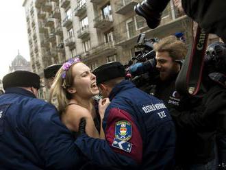 Polonahé aktivistky z hnutia Femen narušili zhromaždenie strany Vox