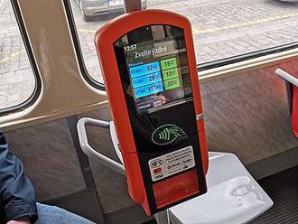   Ve všech tramvajích v Praze lze platit bezkontaktně, rozšiřují se i automaty