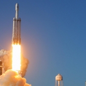 Falcon Heavy v první komerční misi zvládl start i přistání bez chyby