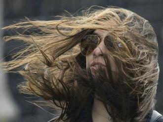 Na západe a severe sa rozfúkalo, vietor môže spôsobiť škody