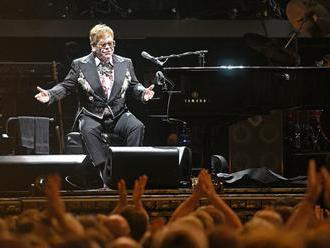 Naposledy přijíždí Elton John, tvůrčí sopka a učebnicový příklad moderní celebrity