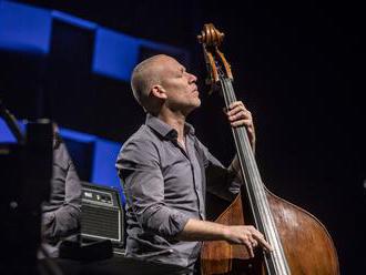 Avishai Cohen ve Foru Karlín: Samé nové skladby, energie na rozdávání