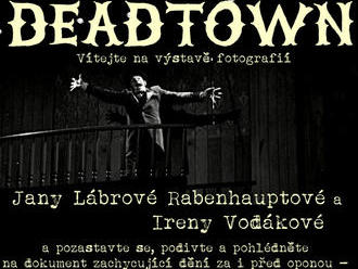 Výstava fotografií z představení Deadtown Divadla Bratří Formanů