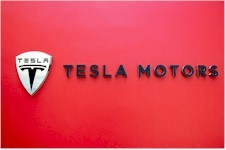 Tesla upsala nové akcie za 234 USD za kus = 4% pod tržní cenou