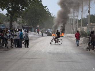 Protestujúci v Haiti pálili pneumatiky, najmenej jeden človek zomrel