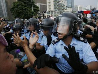 Po masových protestoch došlo v Hongkongu k zrážkam s políciou