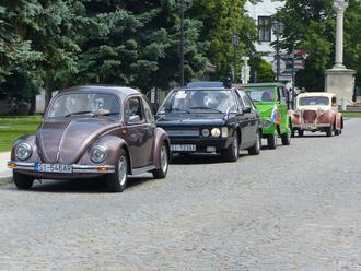 Záhorím jazdili historické vozidlá, zavítali aj na zámok v Holíči