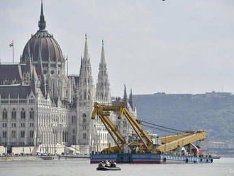 K vraku potopenej lode v Budapešti ukotvili laná, čoskoro ho vytiahnu