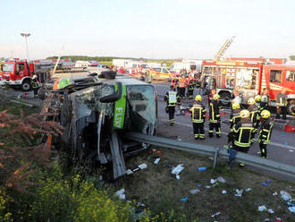 Na českej diaľnici sa autobus plný detí zrazil s nákladným autom