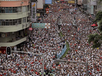 Účastníci protestov v Hongkongu zablokovali hlavné dopravné tepny