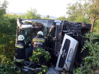 Pri nehode autobusu zo SR v Maďarsku sa zranilo 10 detí a 3 dospelí