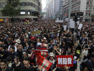 Hongkongská polícia vyzýva protestujúcich, aby sa rozišli