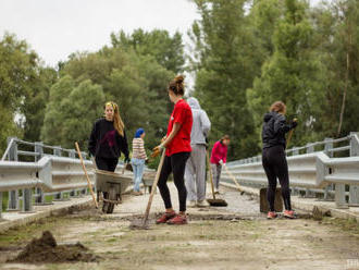 Dobrovoľníci poupratovali park v Šamoríne