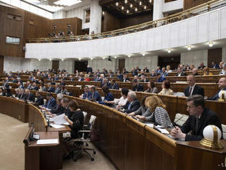 Rokovací deň ukončil návrh na zrušenie poplatkov pri zmene priezviska