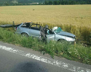 ZRÁŽKA AUTA S KAMIÓNOM: Jeden mŕtvy a dvaja sú zranení