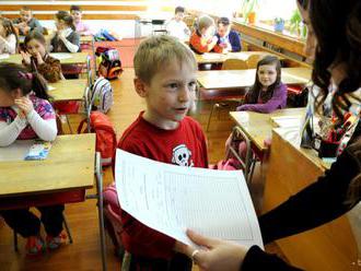 Prevzatím vysvedčení sa dnes začínajú žiakom letné prázdniny