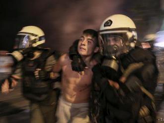 Hongkongská opozícia sa sťažuje na policajnú brutalitu počas protestov