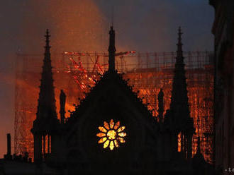 Možnými príčinami požiaru Notre-Dame sú cigareta či porucha elektriny