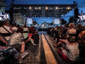 Foto: Velkolepá podívaná. Tisíce lidí přišly na závěrečný koncert filharmonie u Hradu