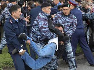 Polícia zadržala pri proteste proti výsledku volieb v Kazachstane asi 200 ľudí