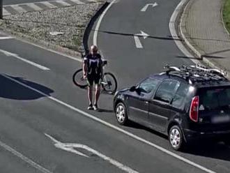 Cyklista za trúbenie poškodil auto. Môže ísť na rok do väzenia