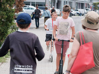 Ľudia na elektrických kolobežkách majú mať pravidlá ako bicyklisti