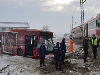 Zrážka vlaku s osobným autom si v Poľsku vyžiadala piatich mŕtvych