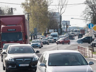 Premávka v Bratislave a na príjazdových komunikáciách je spomalená