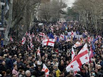 Tisíce Gruzíncov zaútočili v Tbilisi na budovu parlamentu