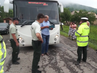 Opravte nám cestu, volajú ľudia z okresu Revúca. Na protest zničený úsek zablokovali