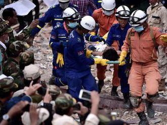 V prípade pádu rozostavanej budovy v Kambodži s 28 mŕtvymi obvinili 5 Číňanov