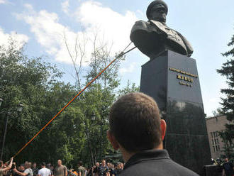 Demonštranti v Charkove strhli bustu sovietskeho maršala Žukova