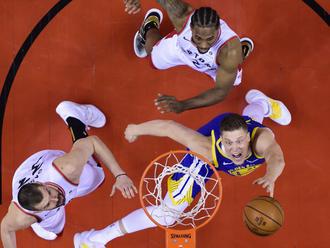 Video: Stav finále NBA je vyrovnaný, druhý zápas vyhrali Warriors aj vďaka šnúre 18:0 v tretej štvrt