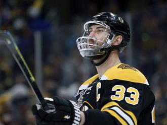 Video: Boston Bruins prehral piate finále NHL, kapitán Chára hral so zlomenou čeľusťou