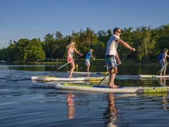 Dokonalé spojenie športu a relaxu: Netradičný splav na paddleboardoch aj pre začiatočníkov