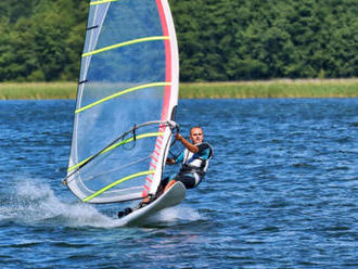 Rýchly kurz windsurfingu na Zlatých pieskoch pre začiatočníkov aj pokročilých