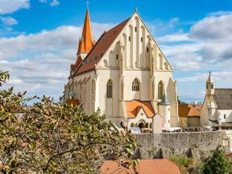 Znojmo v Hoteli N *** s polpenziou, vínom a saunou v obklopení viníc.