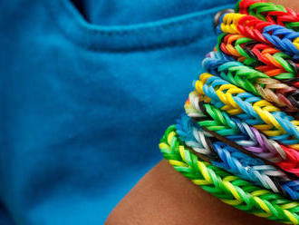 Gumičky Loom Bands - kreatívna sada gumičiek a háčikov na výrobu náramkov pre deti.