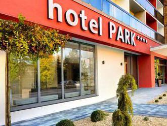 Zrekonštruovaný hotel Park Dolný Kubín, v hotelovej reštaurácii sa podávajú regionálne špeciality.