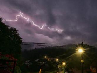 Búrky budú na východe, môžu byť silné a spôsobiť škody