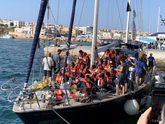 Malta prijme 65 migrantov, ktorí sú od piatku uviaznutí na lodi