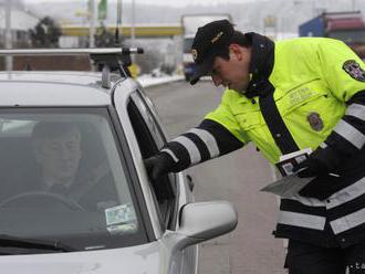 Diaľničiari a polícia budú kontrolovať diaľničné známky na hraniciach