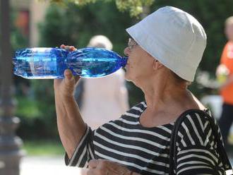 Počas víkendu bude horúco, odborníci apelujú na dostatočný pitný režim