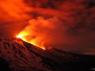 Sopka Etna na Sicílii vybuchla, museli zatvoriť dve letiská