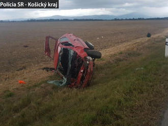 Vodič prešiel do protismeru, vyletel do poľa a vypadol z auta