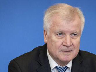 Seehofer presadzuje dočasnú dohodu o rozdeľovaní migrantov