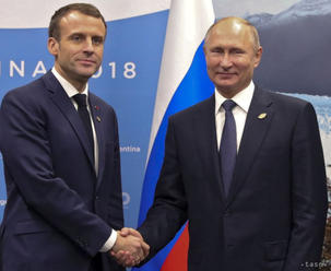 Macron pred summitom G7 privíta na rozhovoroch Putina