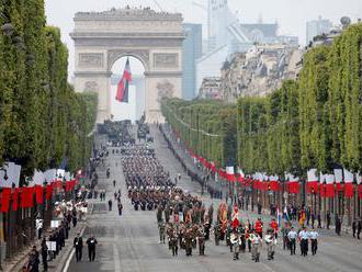 Foto: Francie slaví Den Bastily. Paříží prošlo 4300 vojáků, přihlížela i Merkelová - Aktuálně.cz