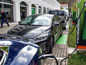 Do roku 2030 pět tisíc nabíječek pro elektromobily, plánuje Praha. Většina vznikne modernizací pouli