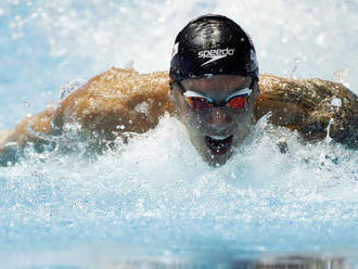 Phelps prišiel o ďalší svetový rekord, maximum prekonala aj 17-ročná znakárka